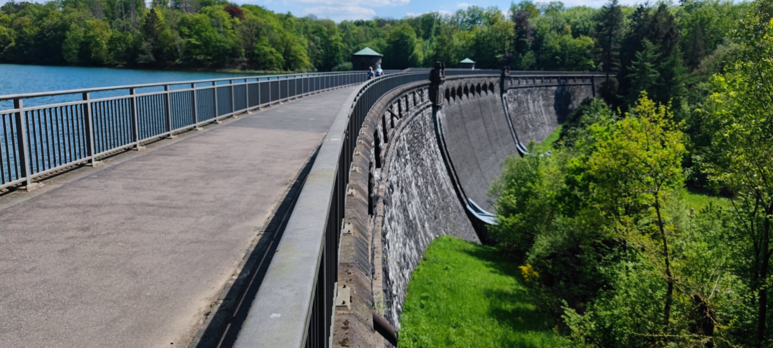 Mauer der Neye Talsperre